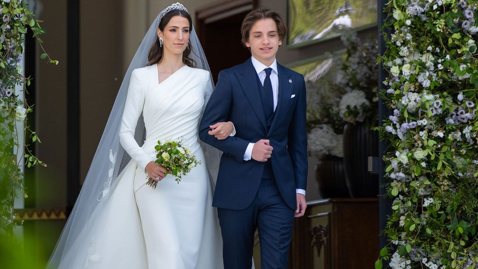 El impresionante vestido de novia de Rajwa Alseif: velo, zapatos planos y una imponente cola