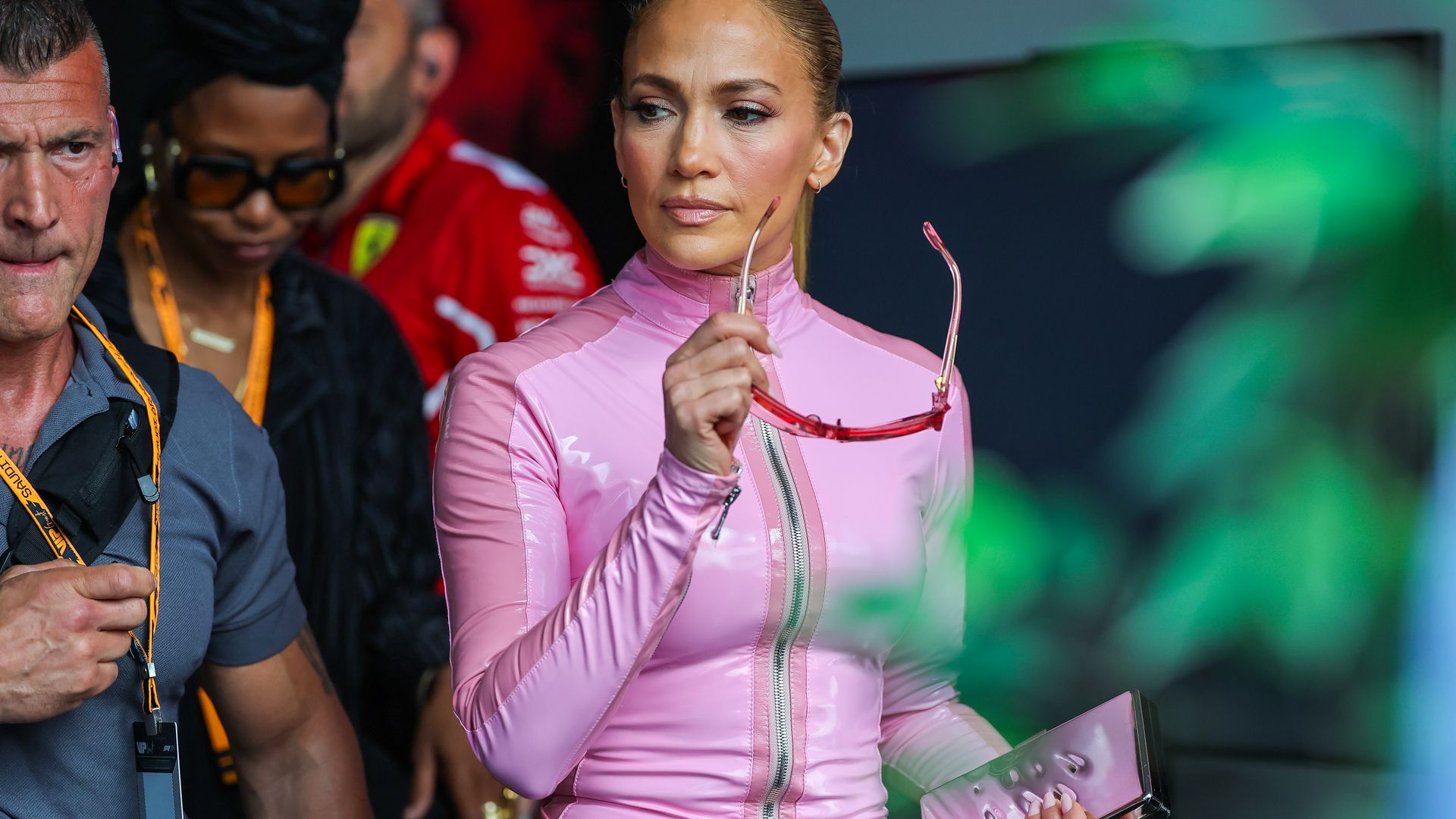 Jennifer Lopez redefine el 'barbiecore' en su paso por Arabia Saudita 