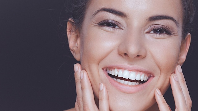 Mujer joven sonriendo con una sonrisa bonita y muy cuidada