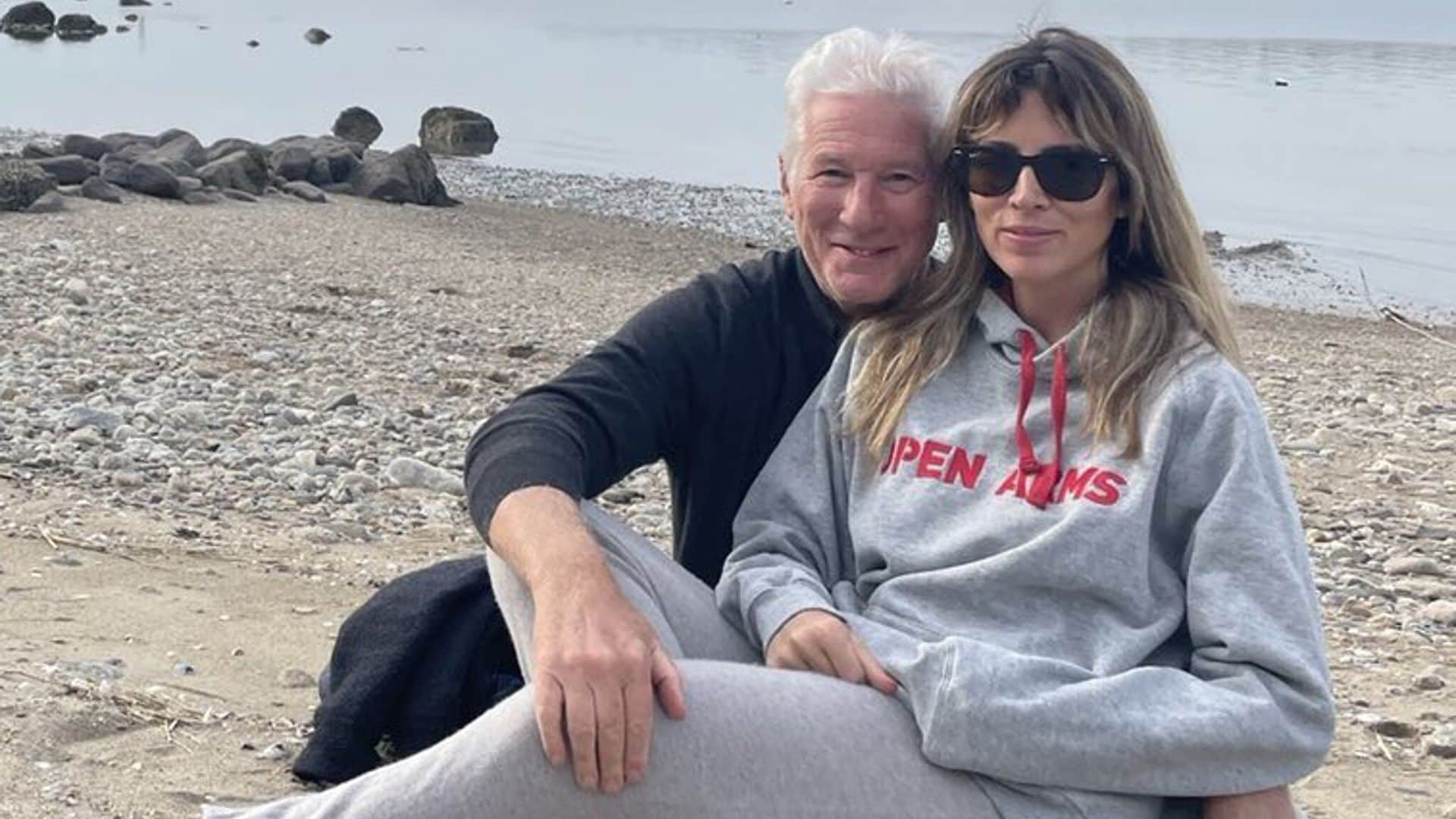 Alejandra Silva felicita la Navidad con su imagen más especial: por primera vez, junto a sus dos hijos con Richard Gere