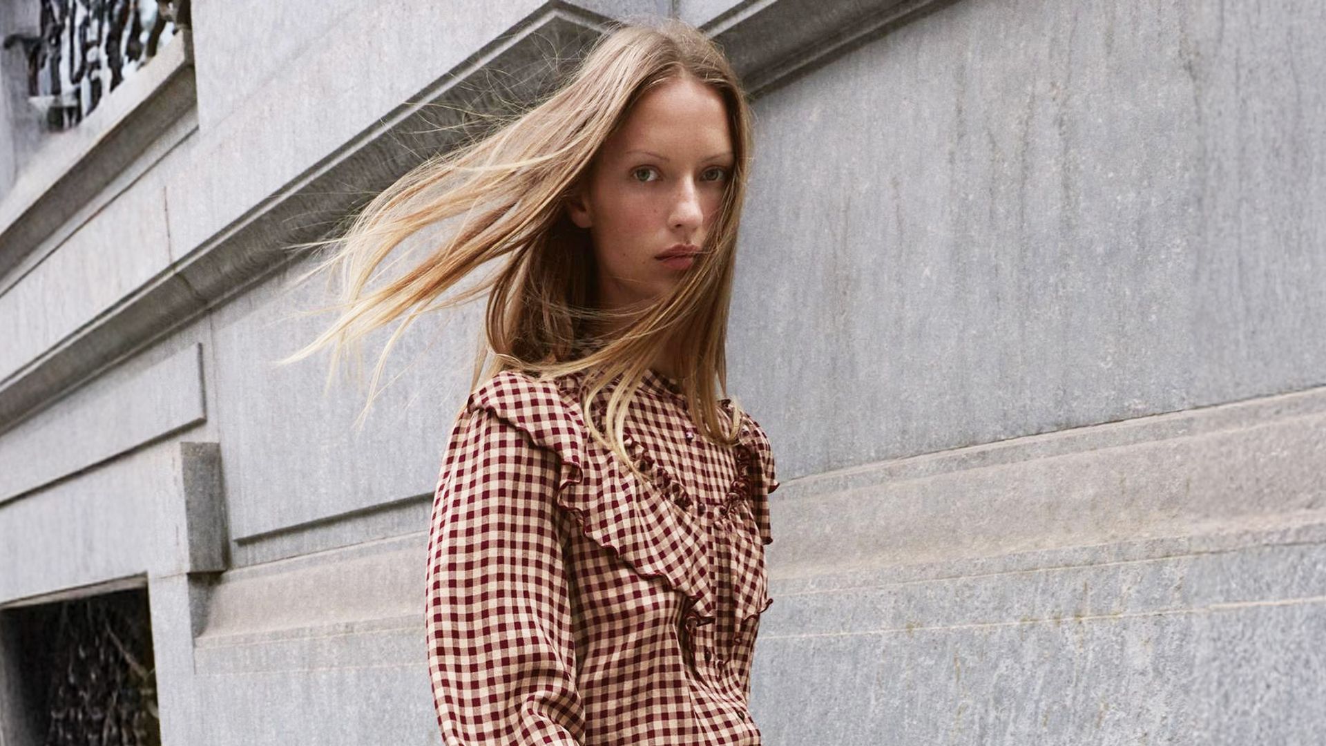 Estos son los pendientes que mejor quedan con nuestras blusas románticas favoritas de Zara