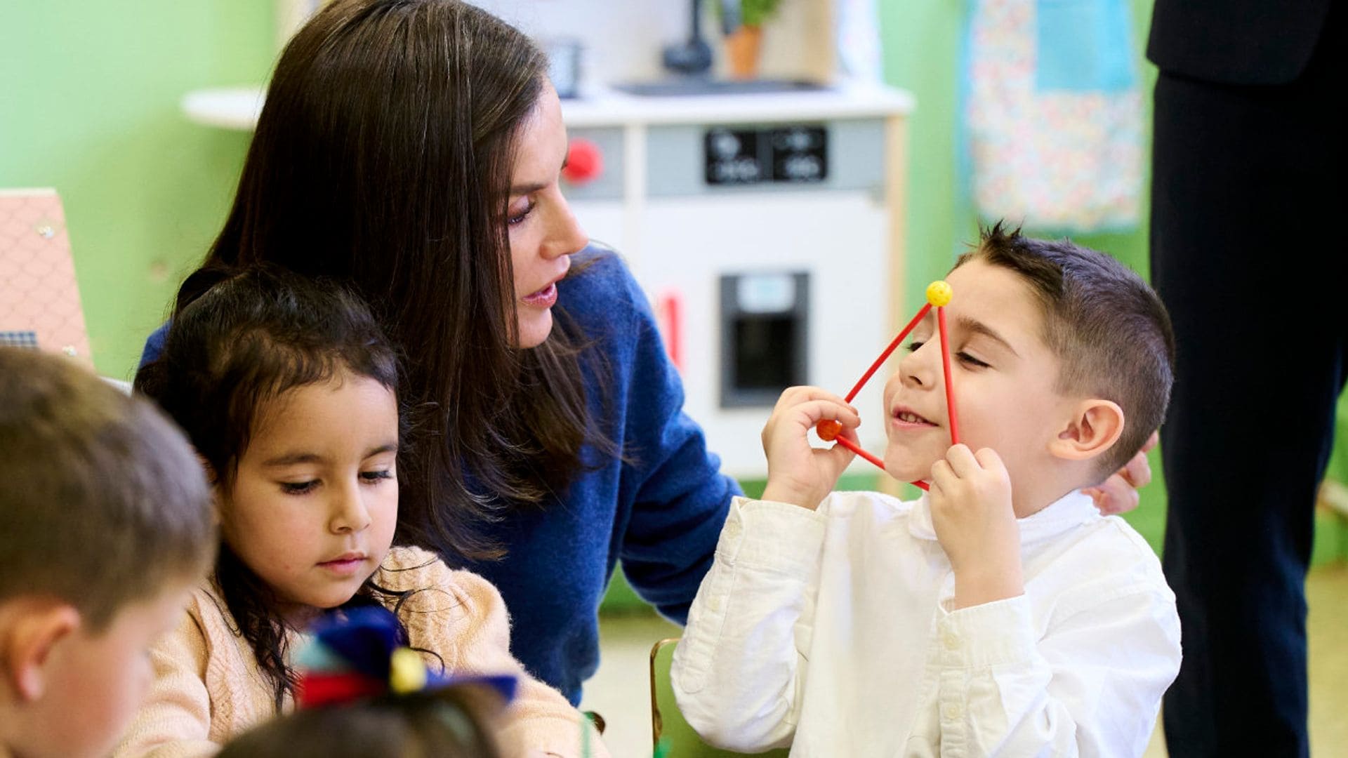 Los cariñosos gestos de la reina Letizia con los alumnos de un colegio en León