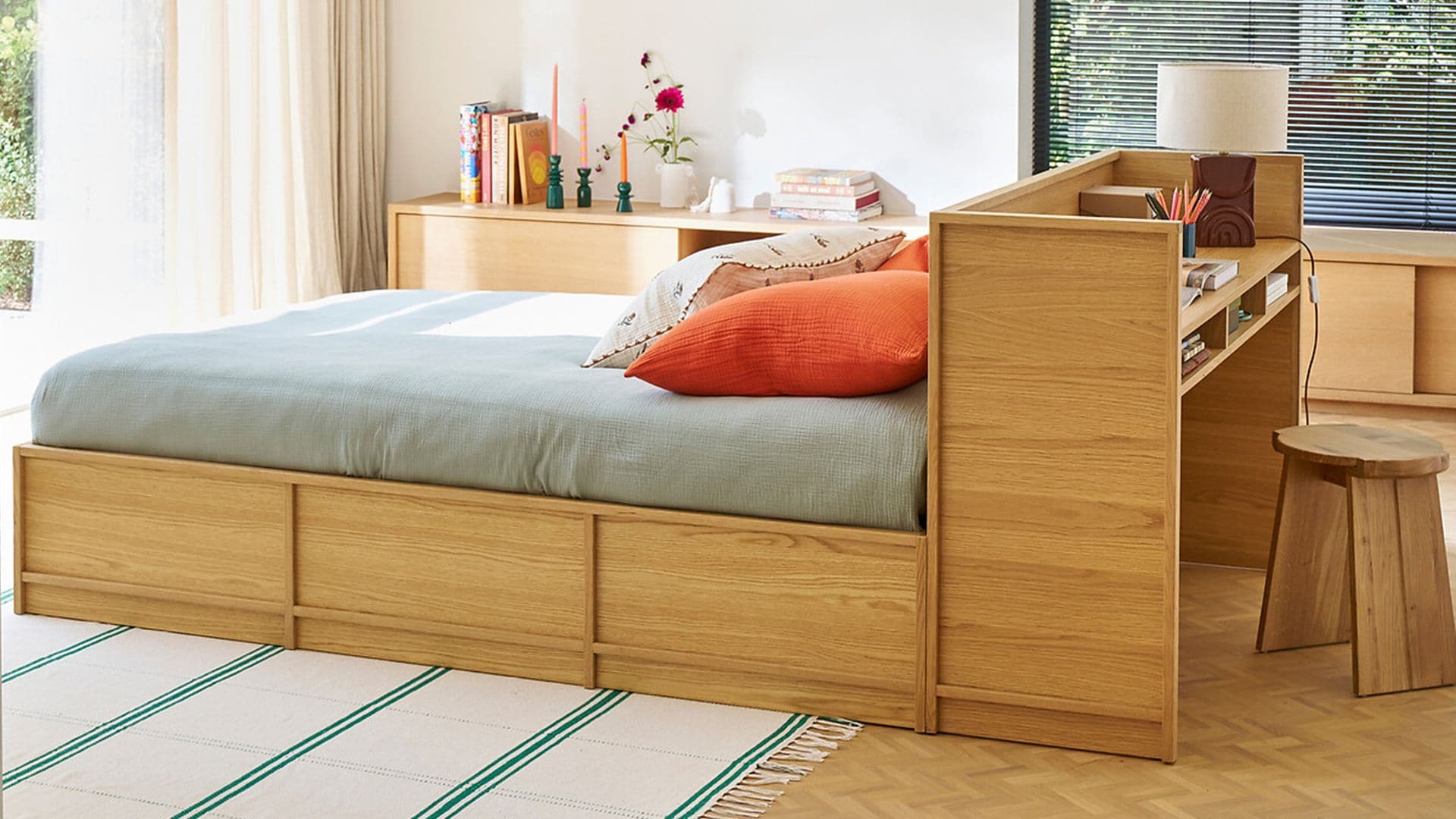 Cama de madera con cabecero con escritorio integrado en la parte de atrás