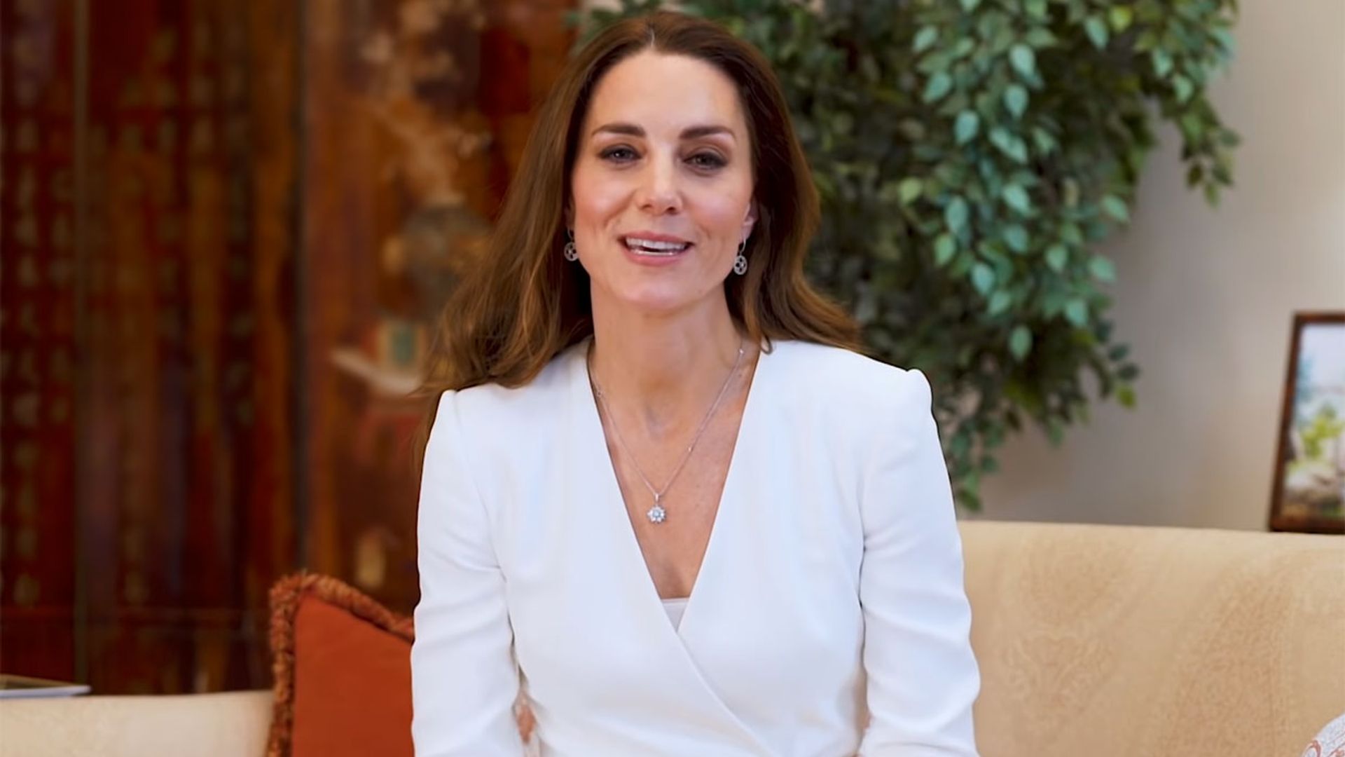 La elección sorpresa de Kate: el vestido blanco con truco de hace cuatro años