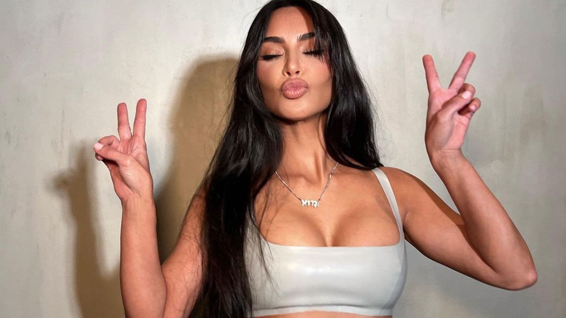 ¿Alguna vez te has preguntado cómo es Kim Kardashian sin maquillaje? Ella misma te lo enseña