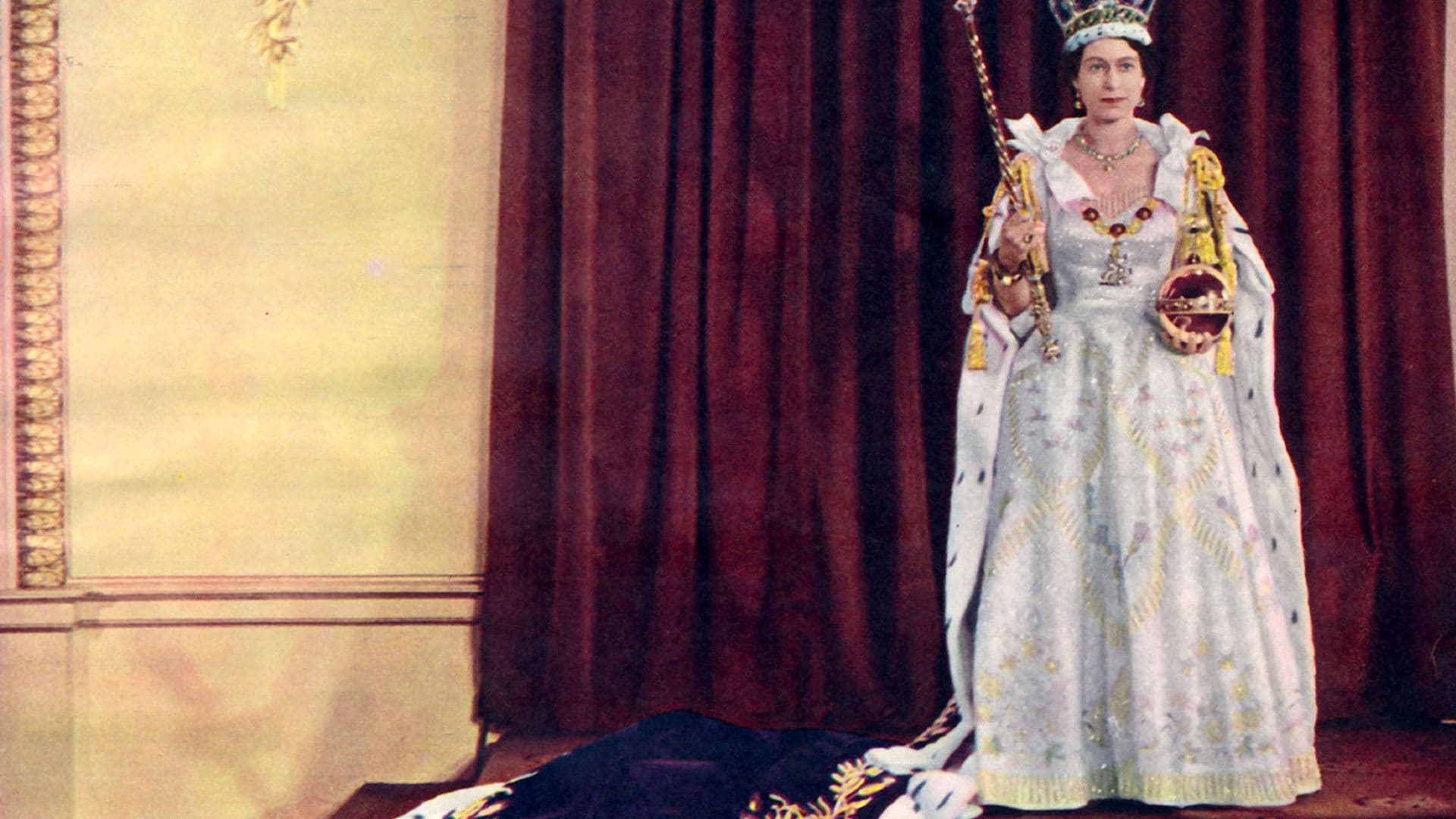 Recordamos el histórico look de Isabel II en su coronación a pocos días de la de su hijo Carlos III