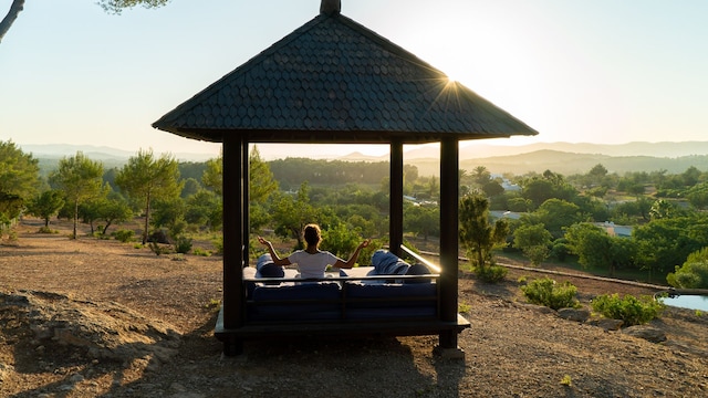 Haciendo meditación en el hotel Can Lluc, Sant Rafel, Ibiza