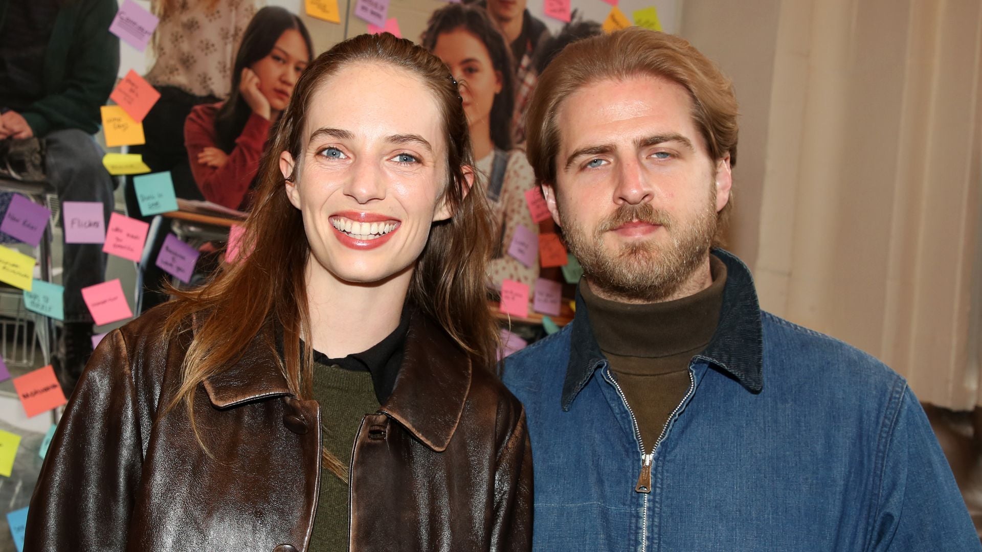 Maya Hawke, hija de Uma Thurman, posa por primera vez con su novio en la alfombra roja