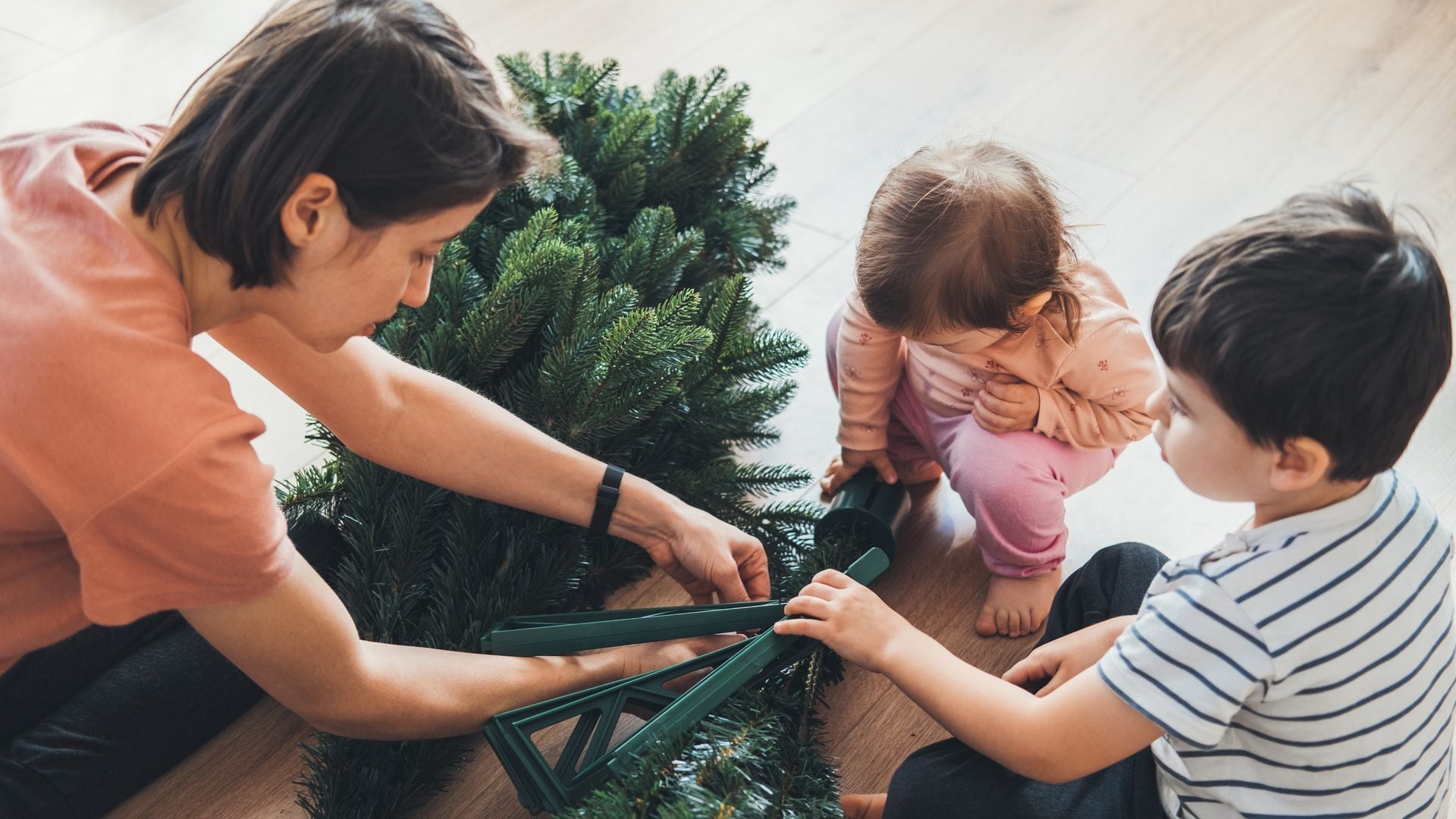 Familia desmontando el árbol de navidad