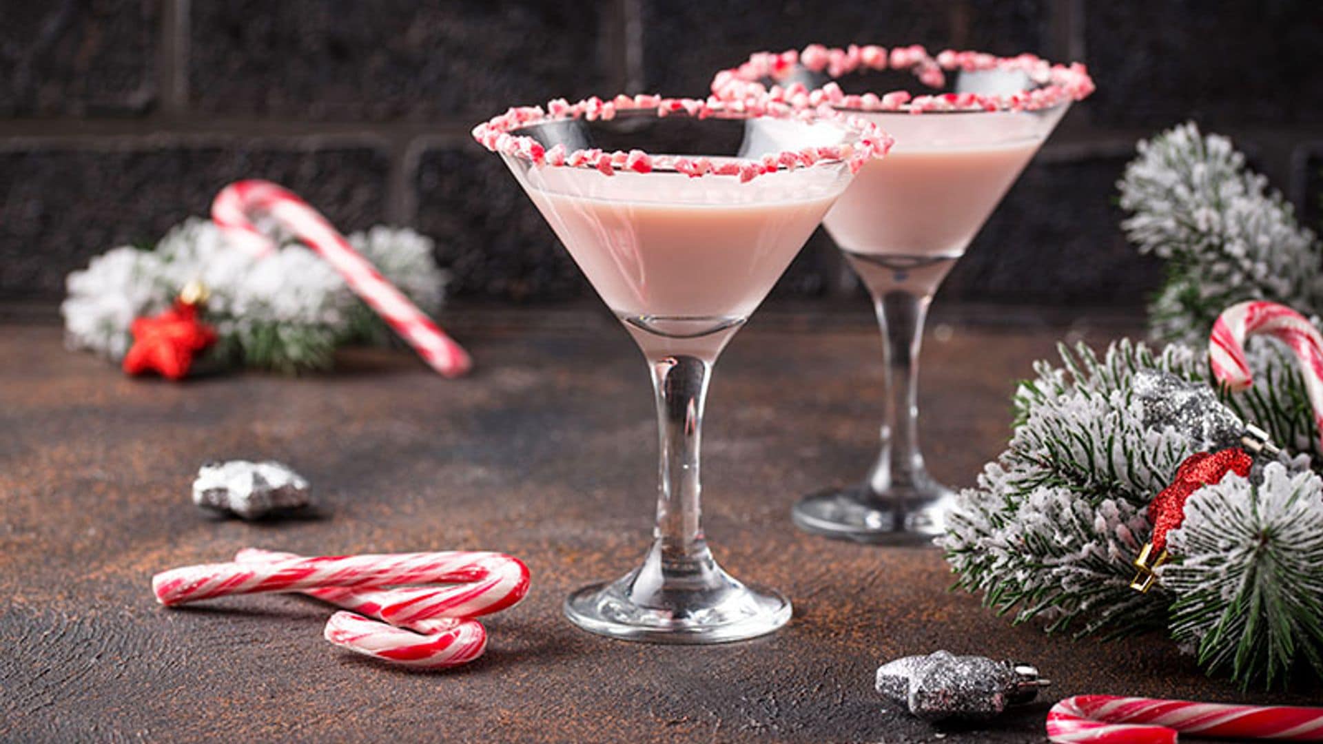 Candy Cane Martini o martini de bastones de caramelo de Navidad