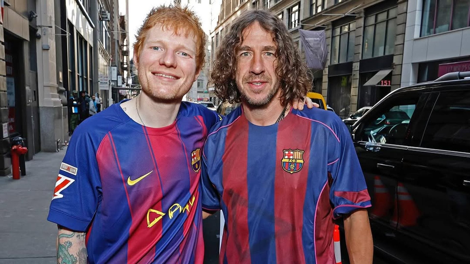 La insólita imagen de Ed Sheeran y Carles Puyol con la camiseta del Barcelona que ha causado furor