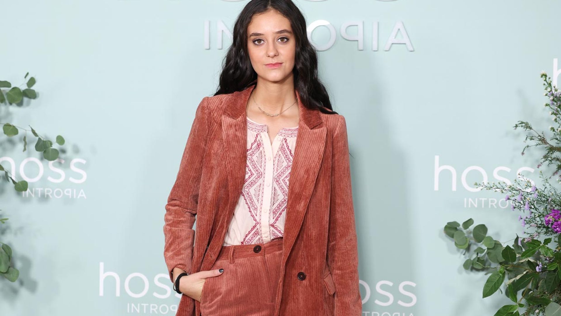 Victoria de Marichalar elige un traje de micropana para presentar su nuevo proyecto de moda