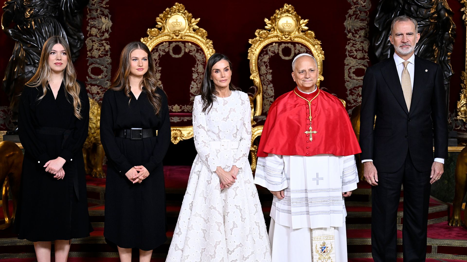 Los Reyes y Leonor y Sofía reciben al Papa en el Palacio Real