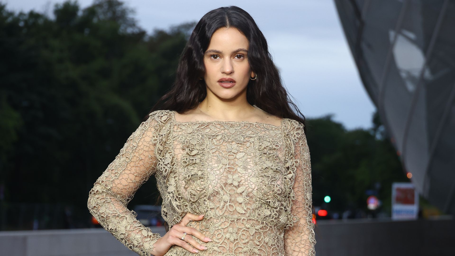 Rosalía, la invitada más romántica de París con su look de vestido de encaje y sandalias metalizadas
