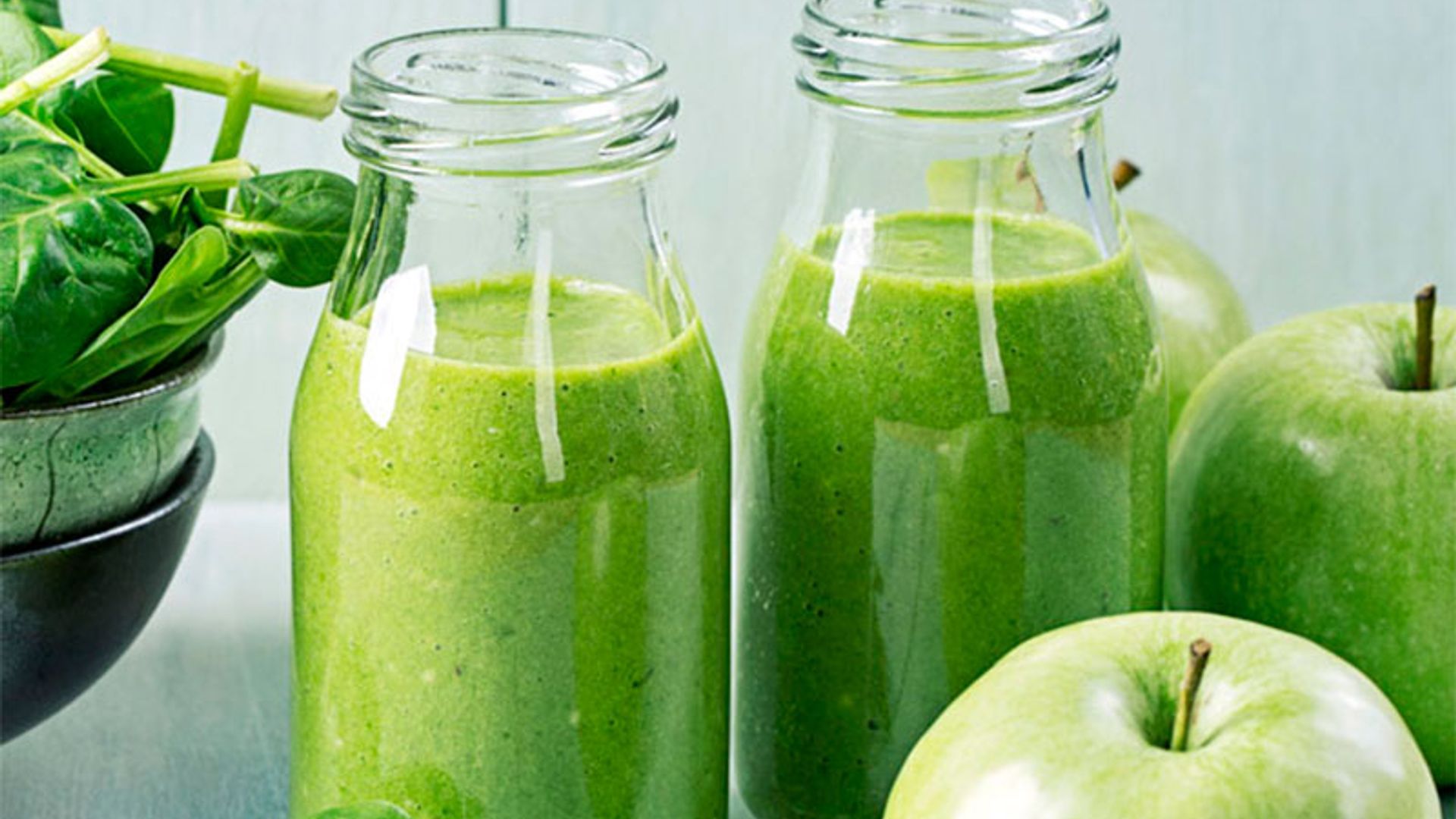 'Smoothie' de pepino, manzana y albahaca