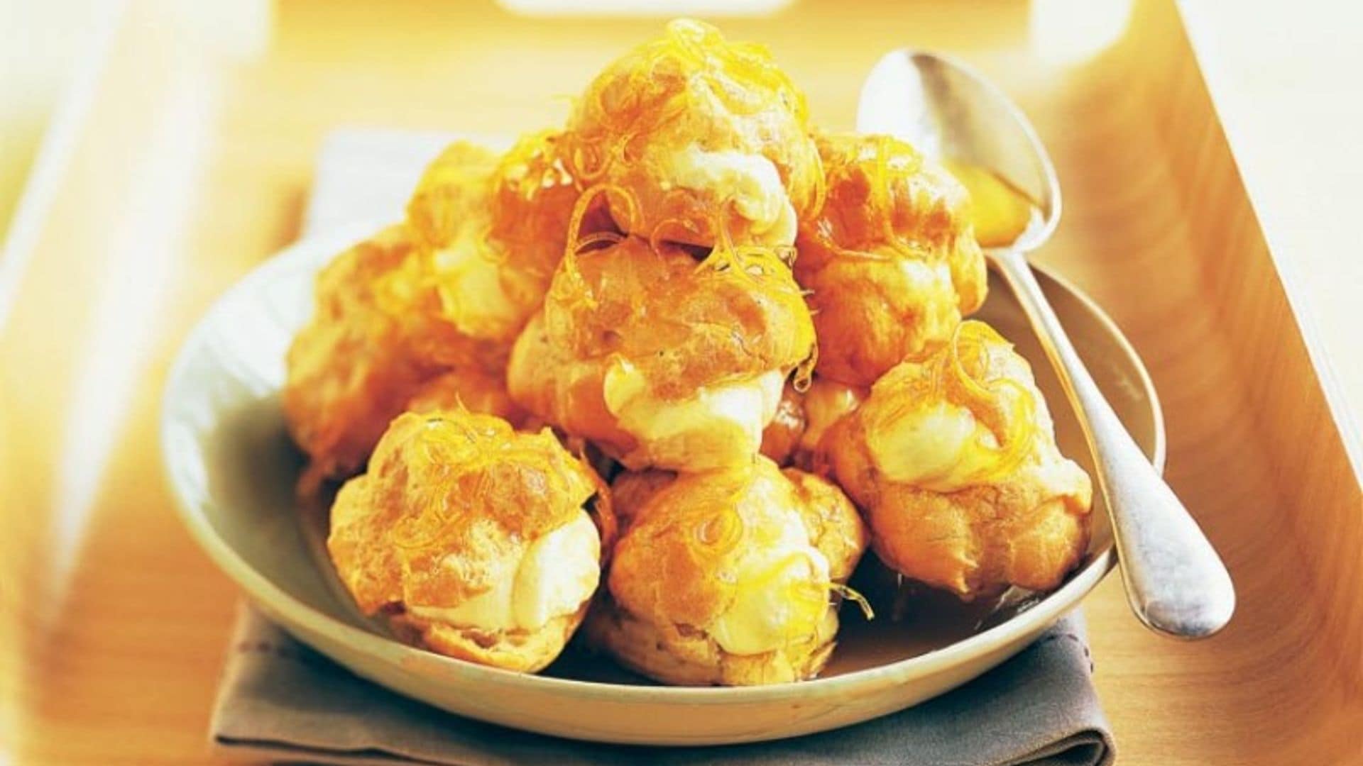 Profiteroles rellenos de crema de limón