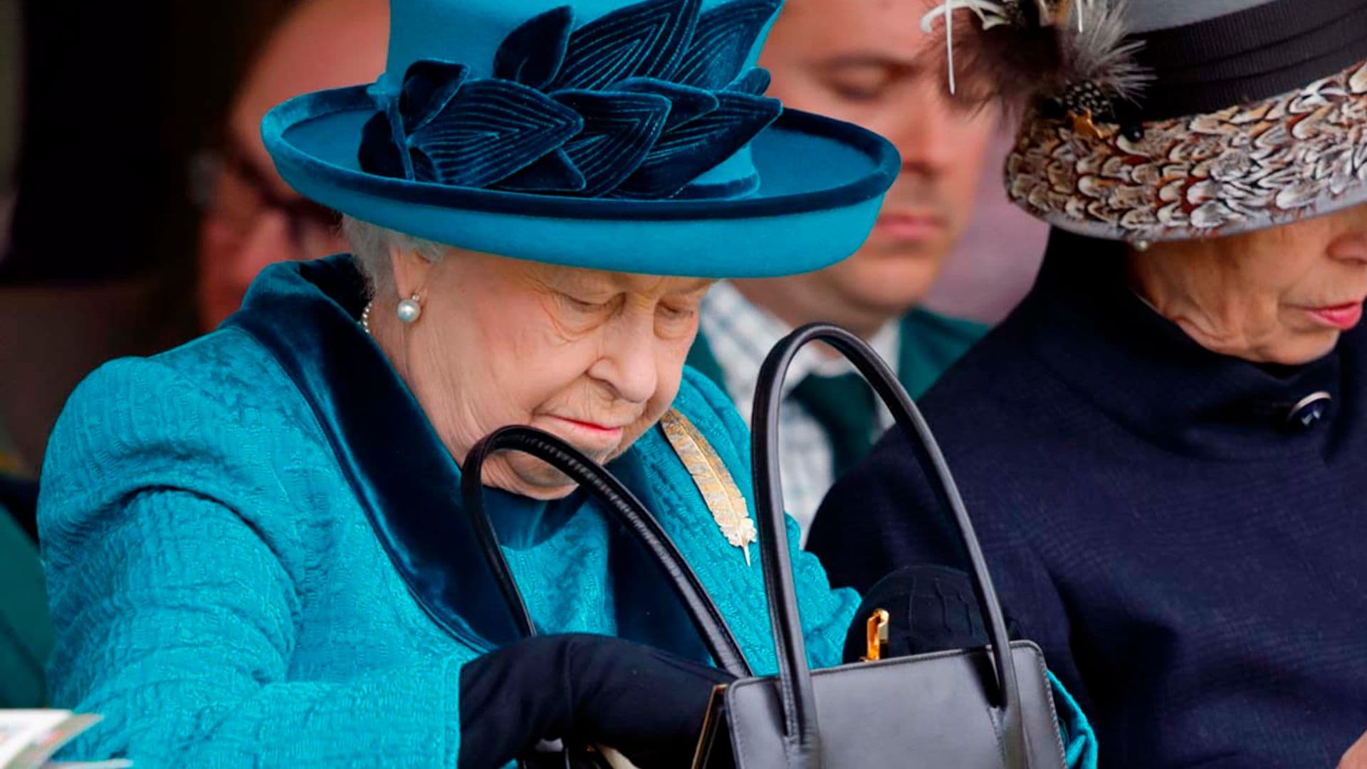 ¿Qué llevaba la reina Isabel II en el bolso que le acompañó toda su vida?