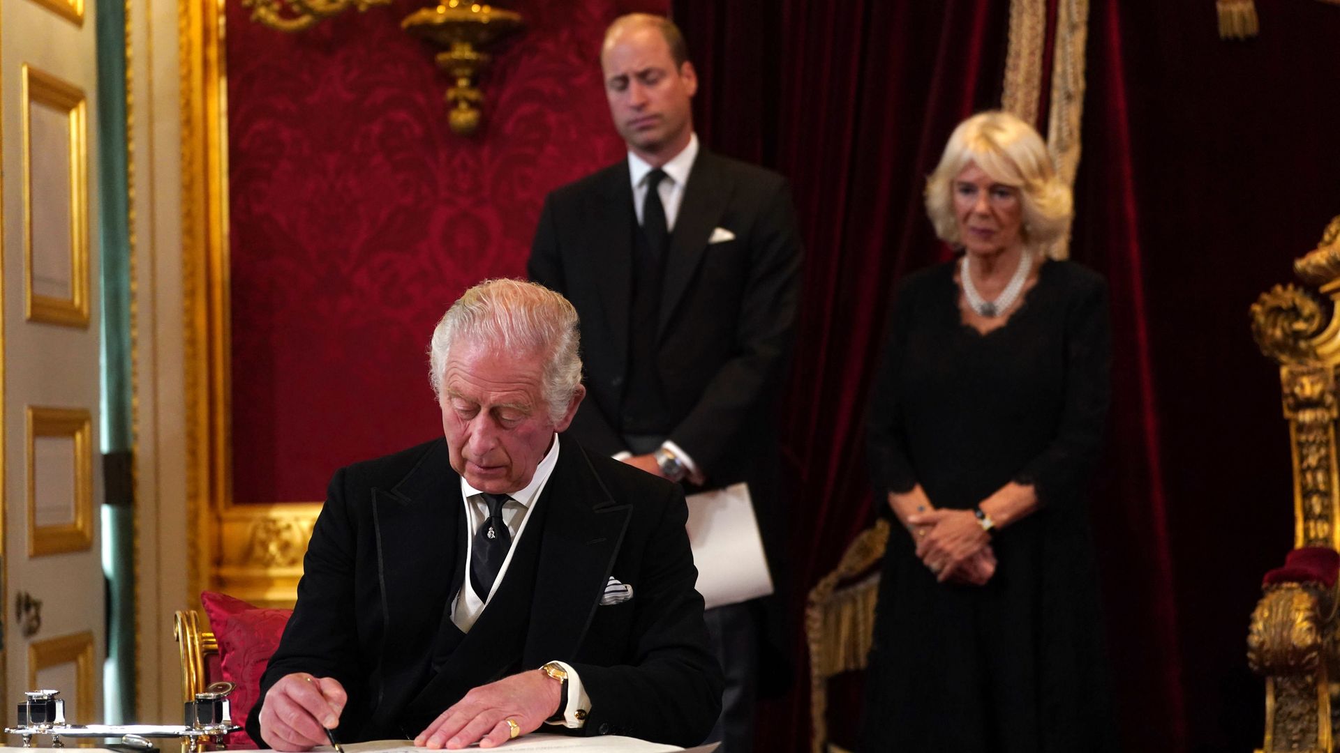 Carlos III, ya como rey, firmó el juramento para mantener la seguridad de la Iglesia de Escocia durante su proclamación como en el Accession Council