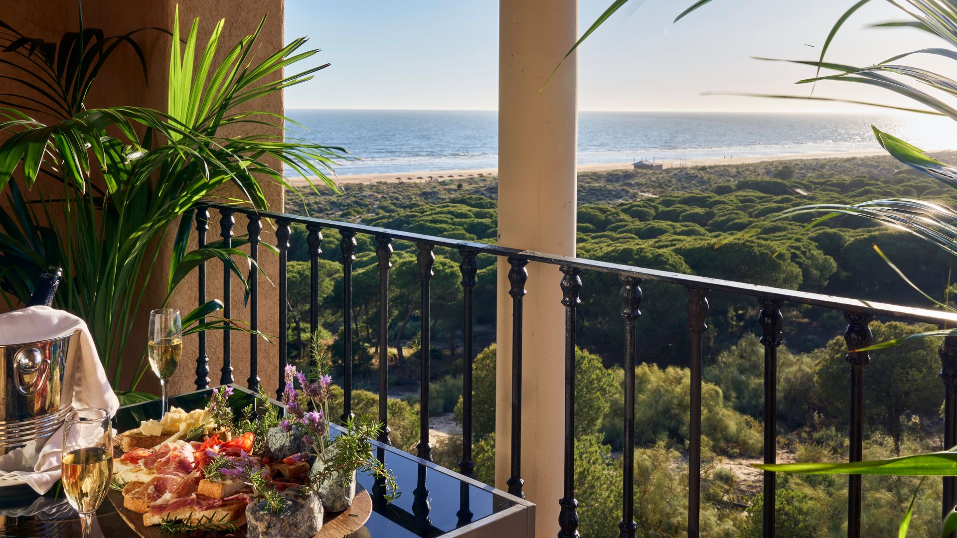 Este pueblo marinero te enamorará por sus playas, las puestas de sol… ¡y la gamba de Huelva!