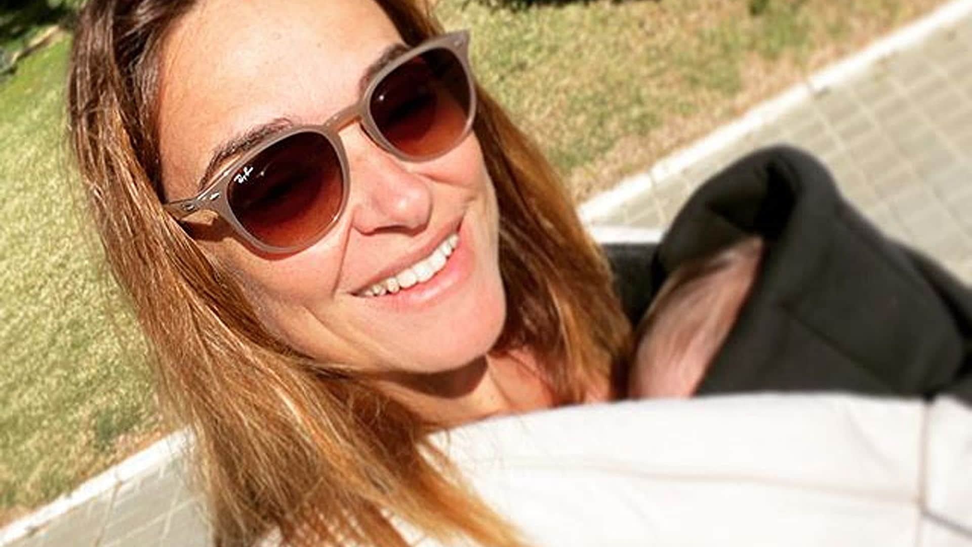 ¡Lola se estrena en la playa! Toñi Moreno, pletórica con las 'primeras veces' de su hija