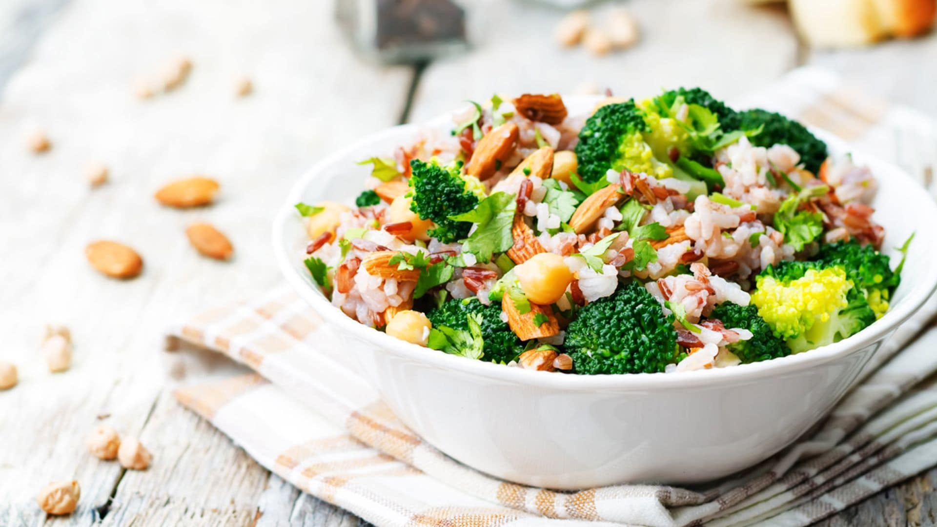 Ensalada de brócoli, arroz y garbanzos