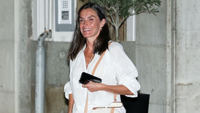 La reina Letizia saliendo de cenar del restaurante La Lonja del Mar con el rey Felipe, 22 de agosto de 2024, Madrid 