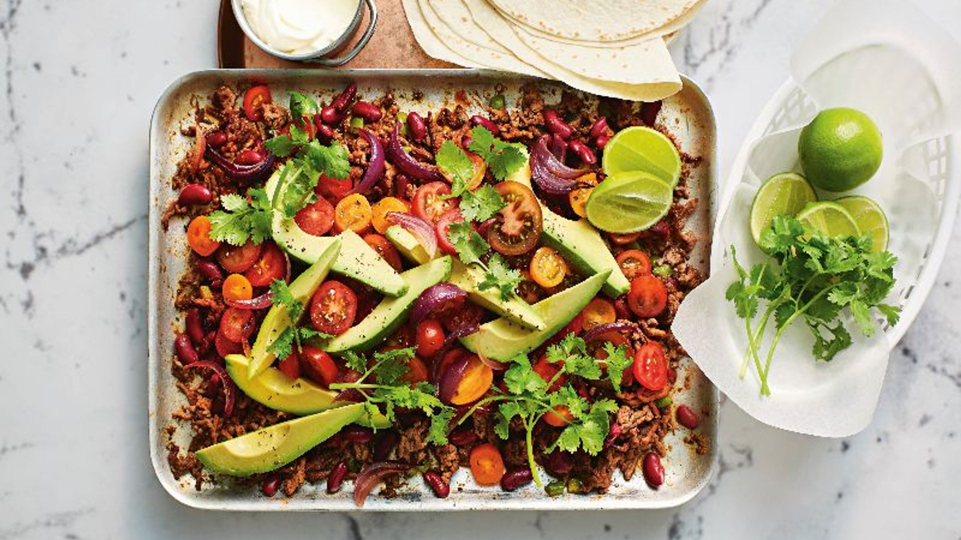 Carne con frijoles y aguacate