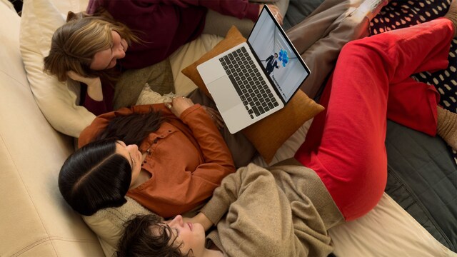 Unas chicas viendo Severance en un MacBook Air M4