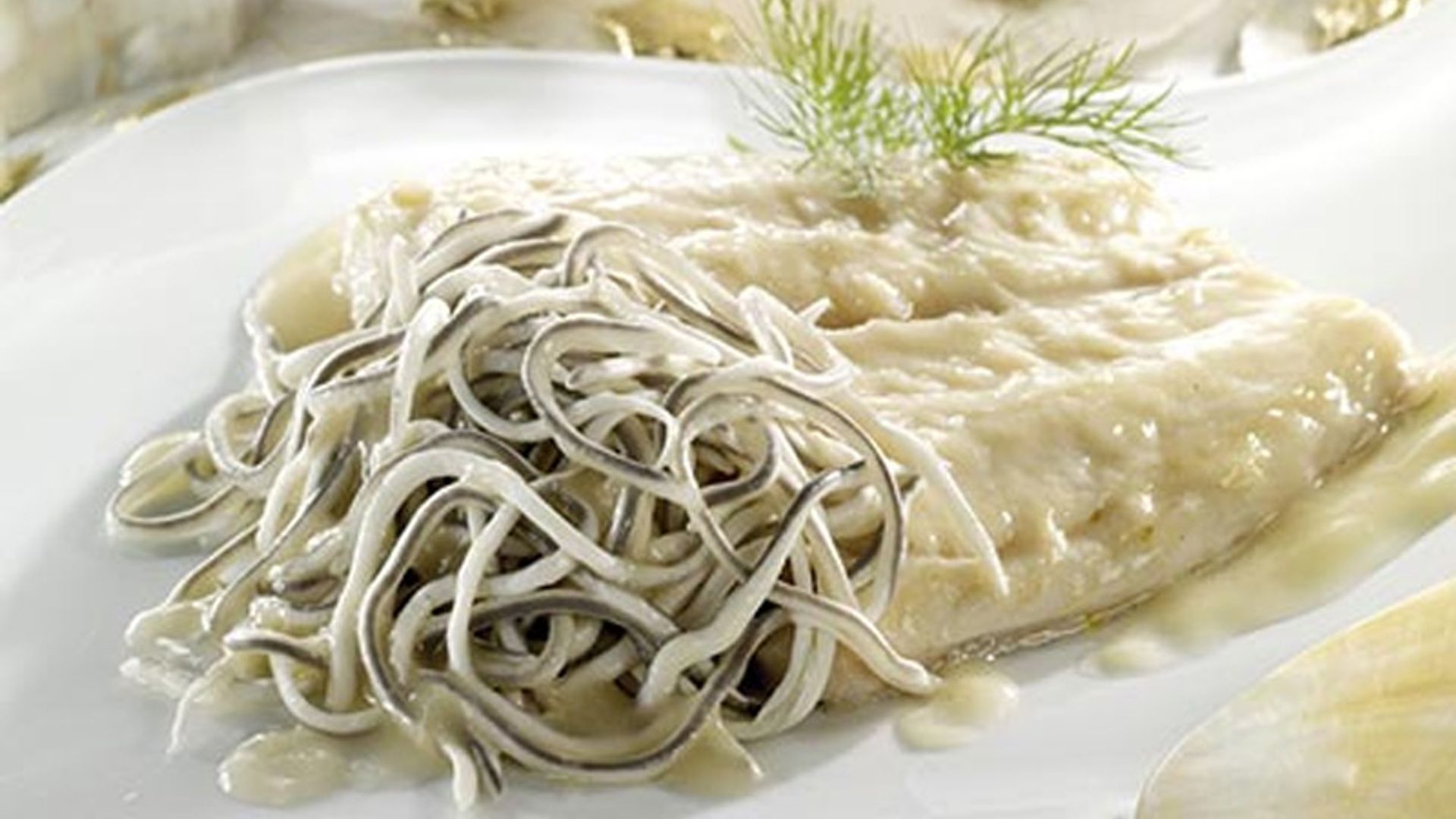 Lomos de merluza con 'txakoli' y gulas