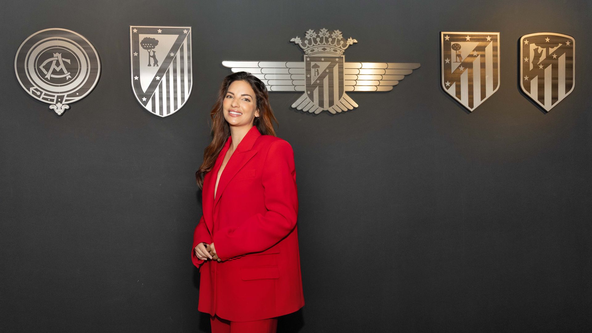 Beatriz Espejel, el nuevo fichaje del Atlético de Madrid, junto a todos los escudos de la historia del club