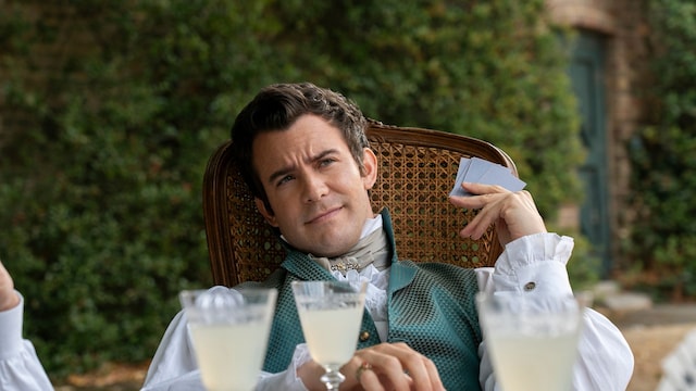 Plano medio de Luke Thompson como Benedict Bridgerton en Los Bridgerton