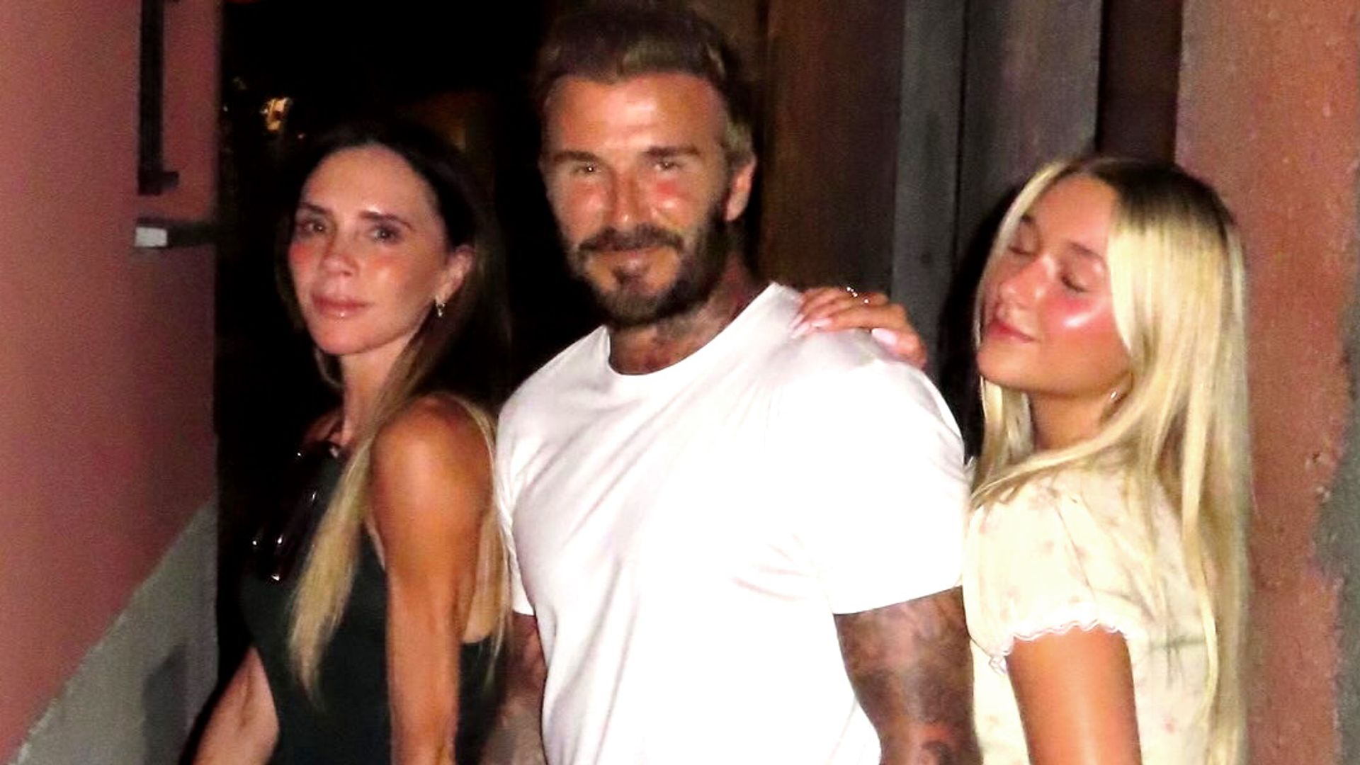 David y Victoria Beckham abren el álbum de sus vacaciones en Ibiza mientras la guerra con su hijo Brooklyn sigue más latente que nunca