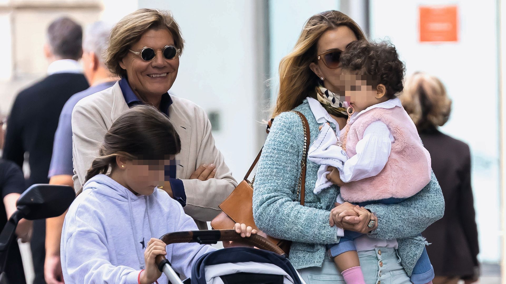 Sofía Mazagatos con Tito Pajares y sus hijas por Madrid