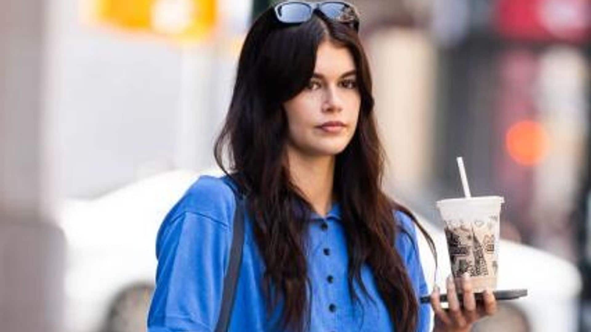 Kaia Gerber estrena melena oscura por las calles de Nueva York