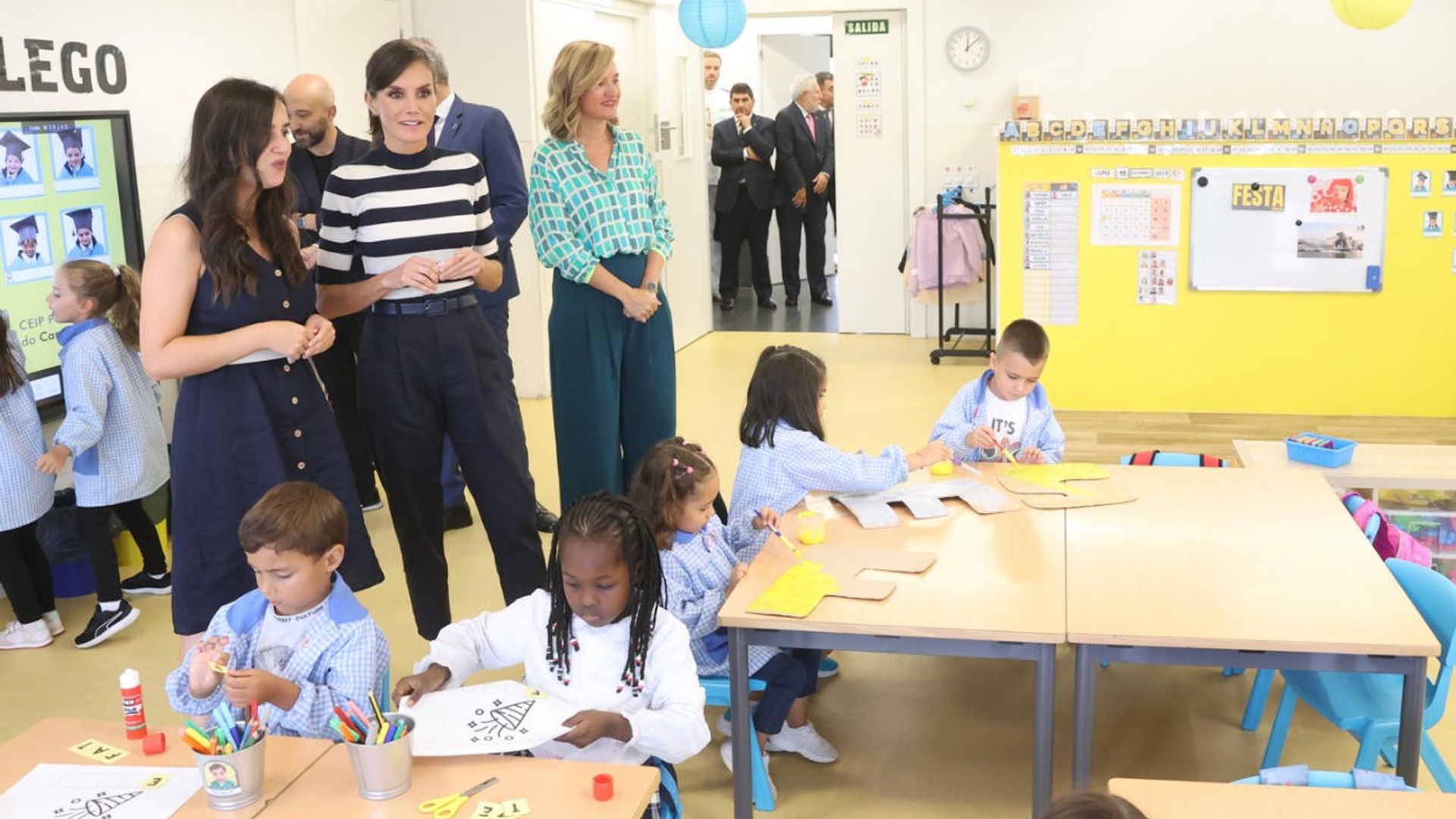 La reina Letizia inaugura el curso escolar en un colegio innovador en la localidad coruñesa de Sigüeiro-Oroso