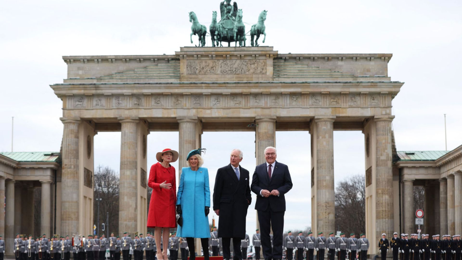 Los reyes Carlos y Camilla son recibidos con honores en su histórica visita de Estado a Alemania