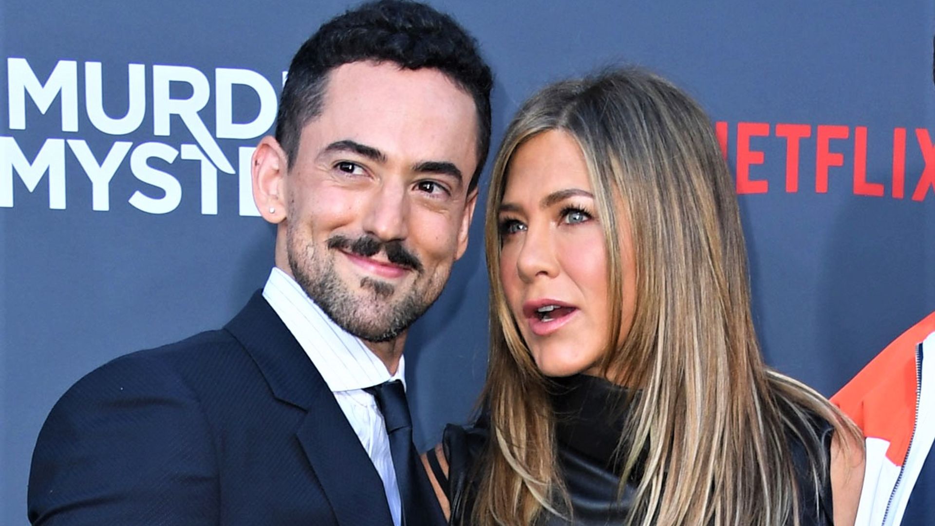 Así es Luis Gerardo Méndez, el copresentador de los Premios Platino que se codea con Jennifer Aniston