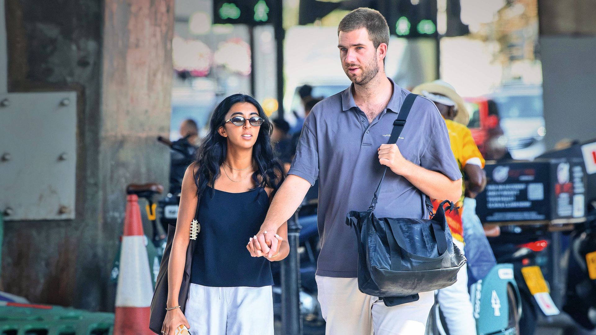 Juan y Sophia paseando de la mano por las calles de Londres, donde viven. El hijo mayor de la infanta Cristina ha encontrado el amor al lado de esta joven canadiense, que también trabaja para la empresa de Alejandro Agag. Aunque la discreción es su máxima, no se esconden