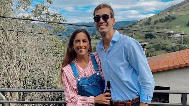 Plano medio de Paloma de la Hoz y Lorenzo Diaz posando juntos en un pueblo