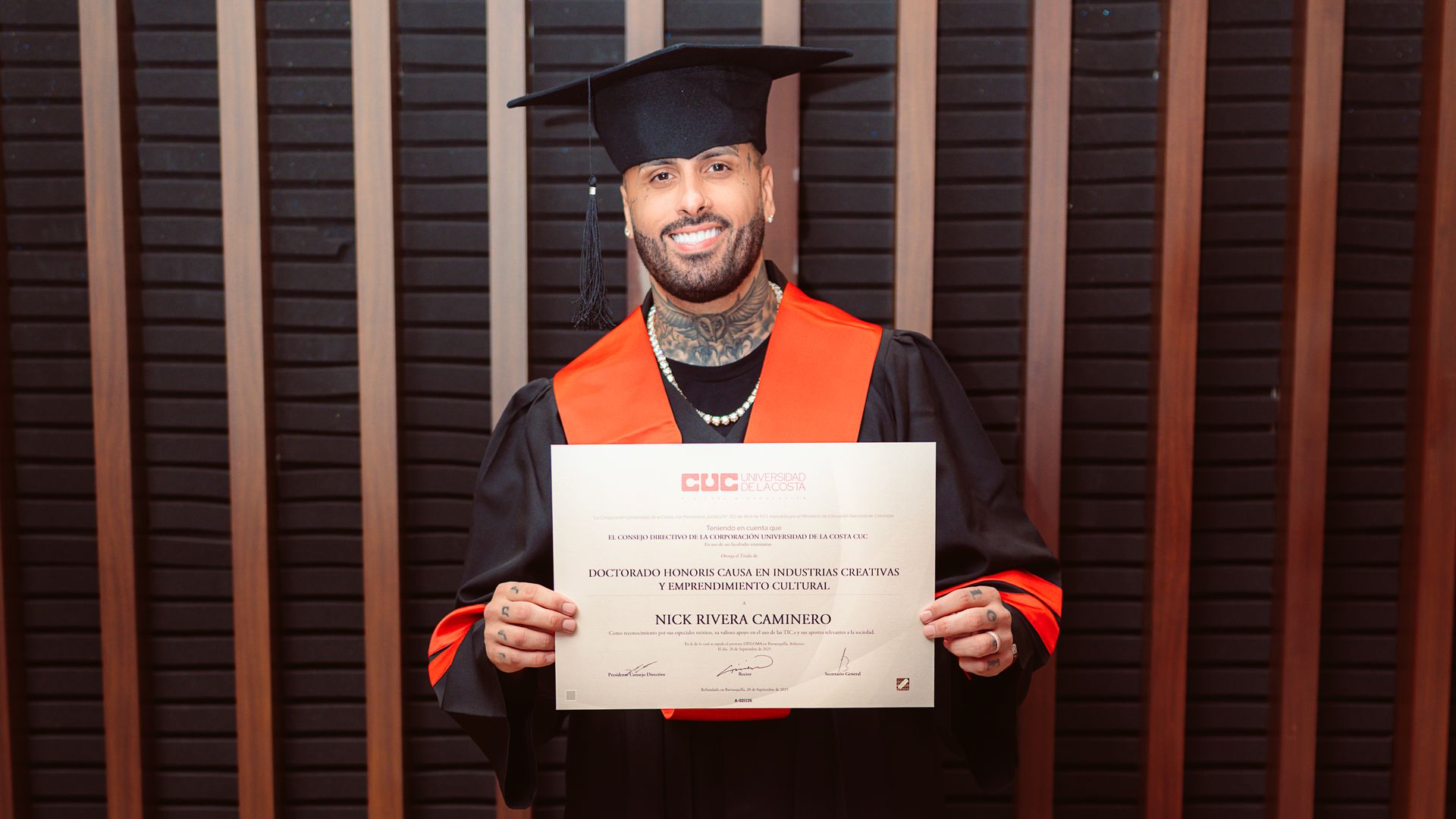 Nicky Jam con su diploma de Doctorado Honoris Causa por la Universidad de la Costa (CUC) en Barranquilla, Colombia.