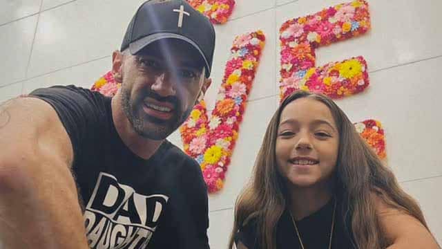 Toni Costa y su hija Alaïa.