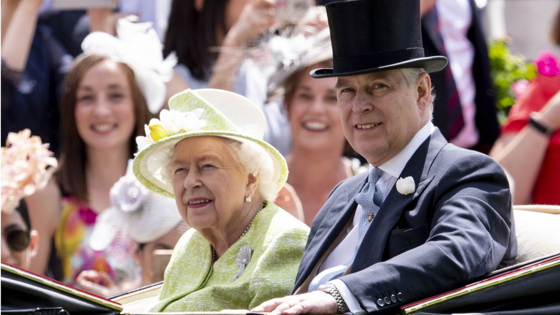 La prensa inglesa asegura que Isabel II ayudará al príncipe Andrés a pagar 14 millones por su acuerdo judicial