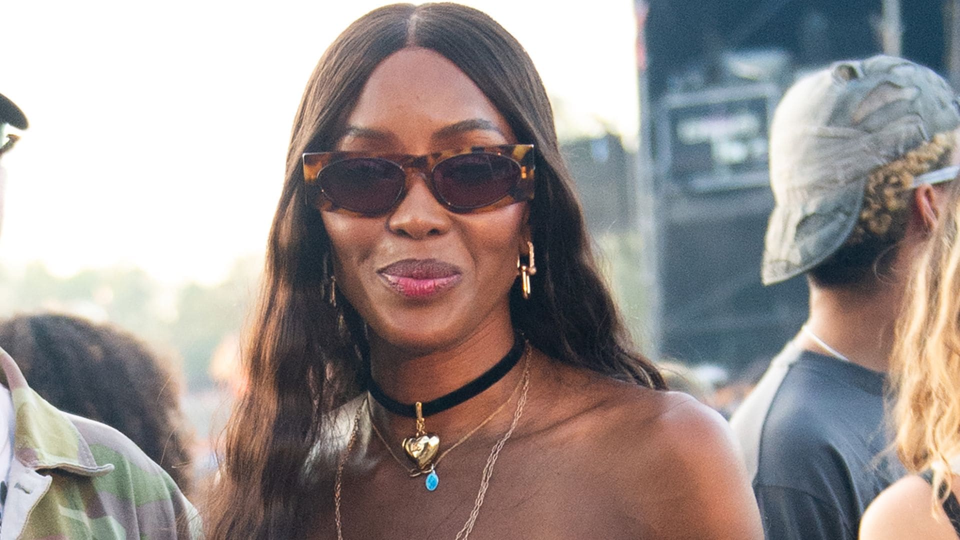 Naomi Campbell se va de festival en Londres con un look 'made in Spain' de encaje y transparencias