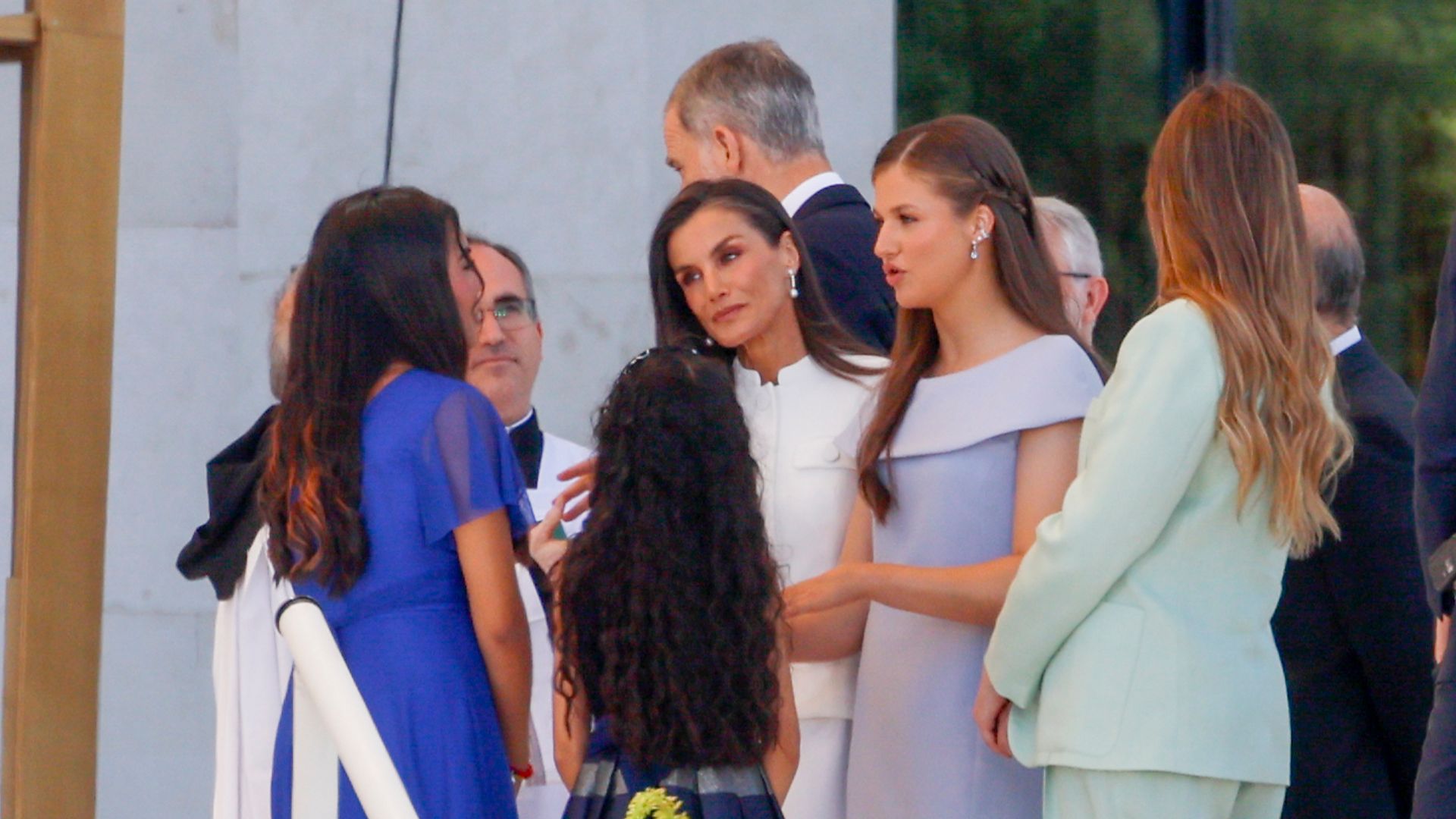 La cercanía de los Reyes y sus hijas en el altar con familia