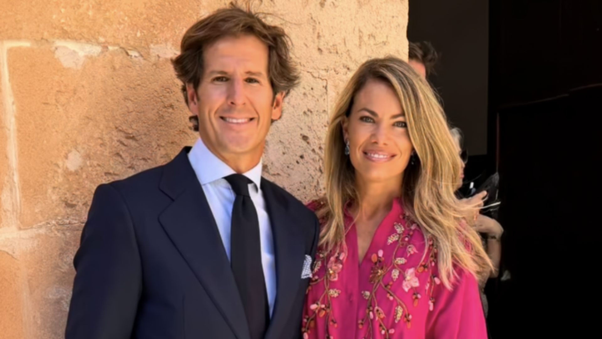 Carla Goyanes con vestido de invitada color buganvilla en una boda en Menorca, 2026.