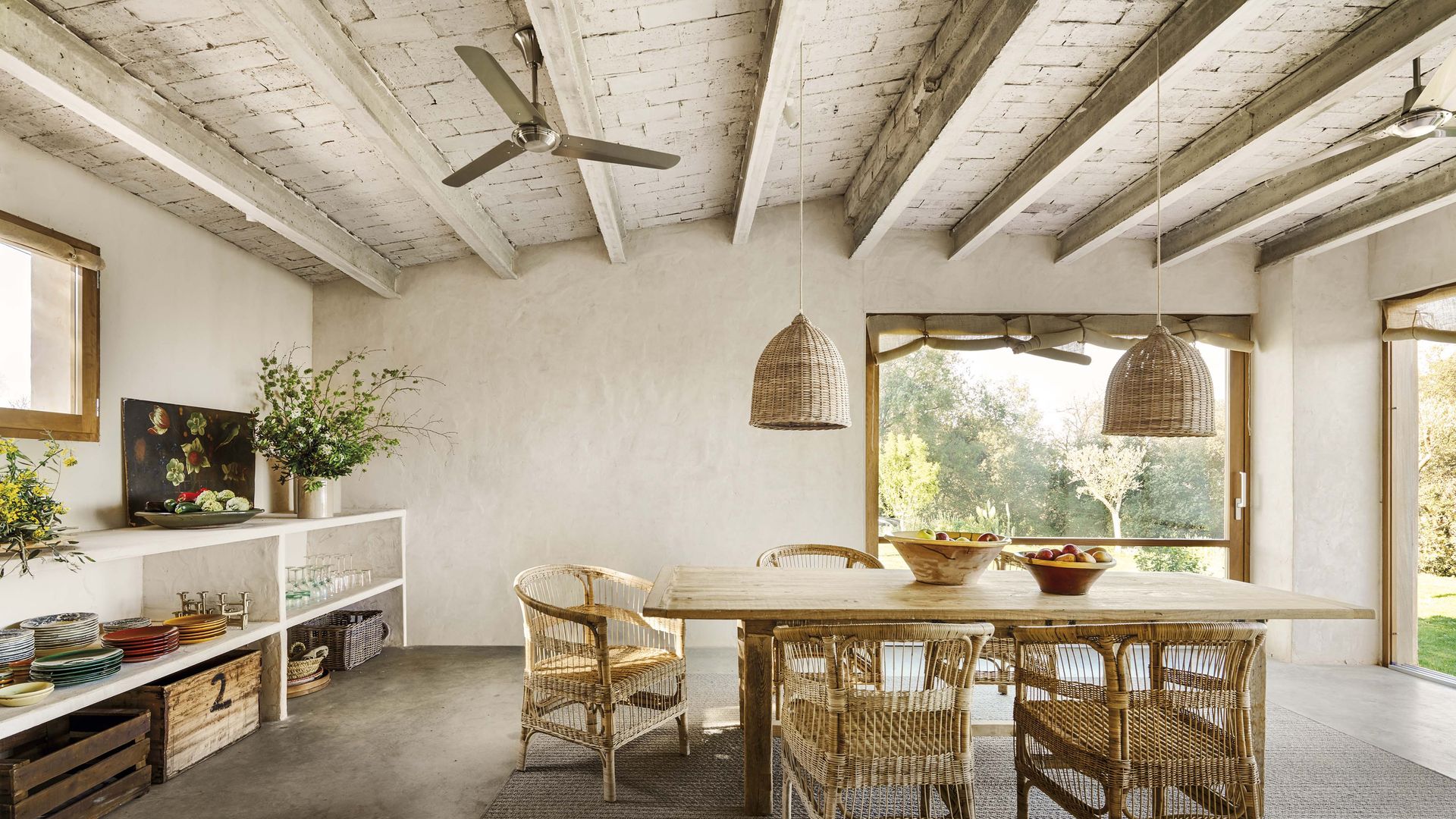 Ni minimalismo ni maximalismo: este es el estilo que arrasa en decoración para este verano