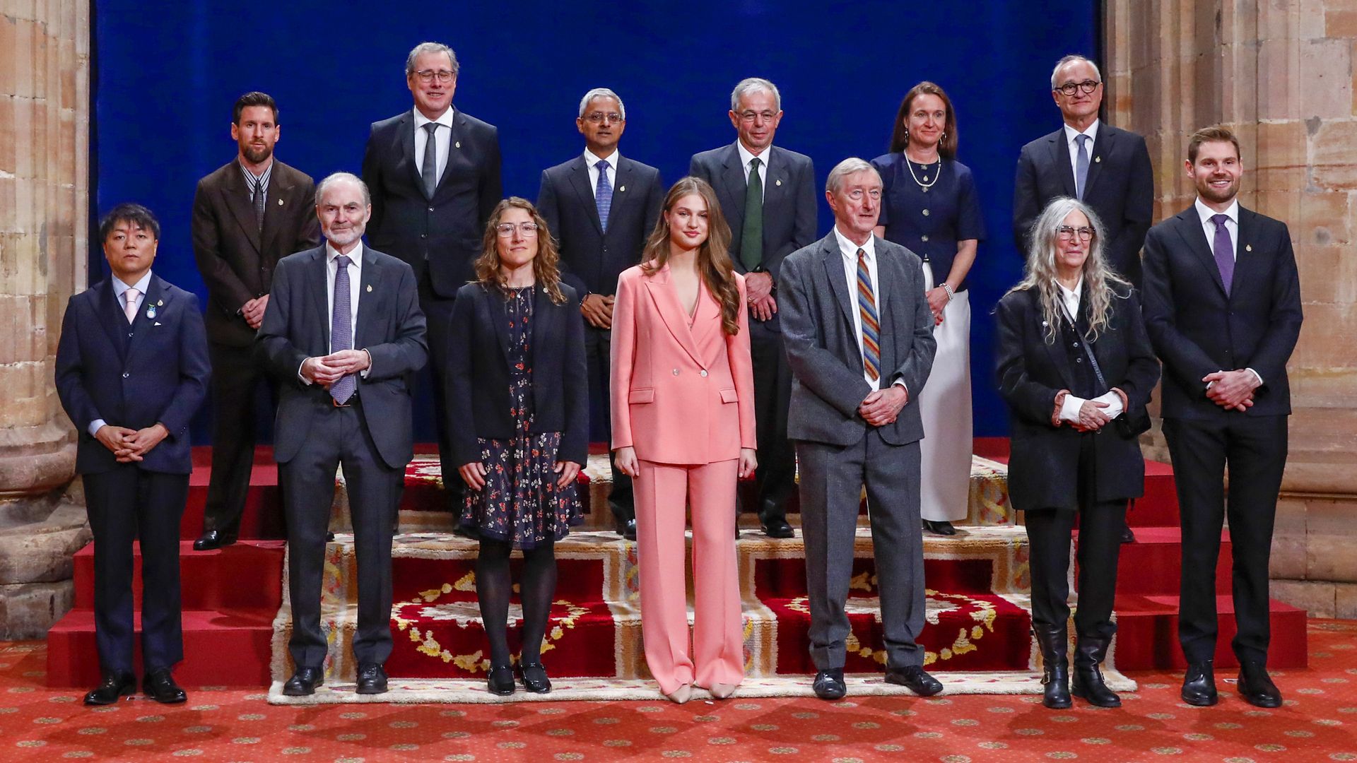 La princesa Leonor debuta en solitario en el recibimiento a los galardonados en el Salón Covadonga