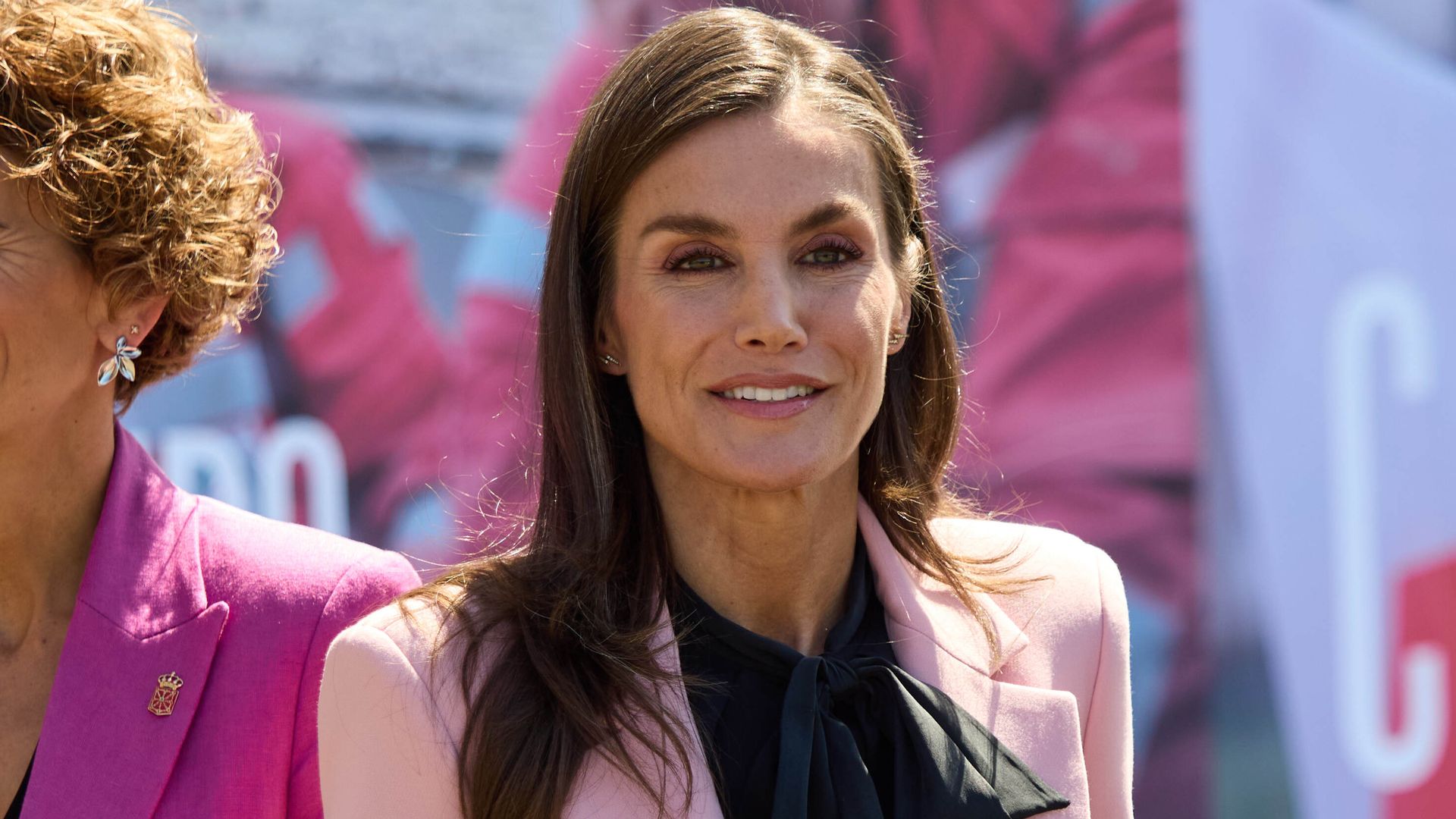 La reina Letizia triunfa con una chaqueta rosa de Zara en Pamplona tras arriesgar con un vestido que mostraba sus abdominales hace 4 años