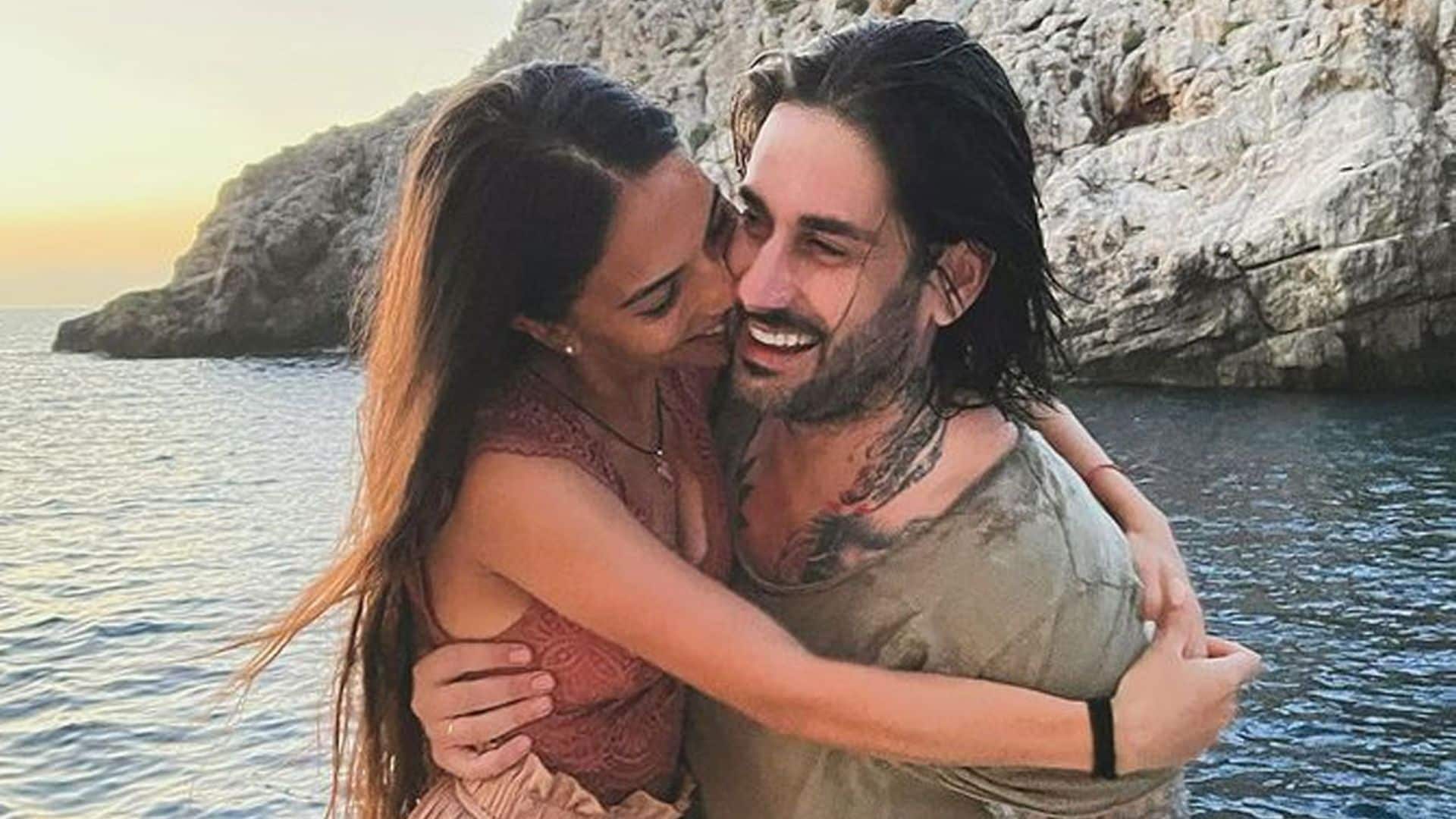 Melendi reacciona así a una petición de mano en su concierto con el tema con el que él se enamoró de su mujer