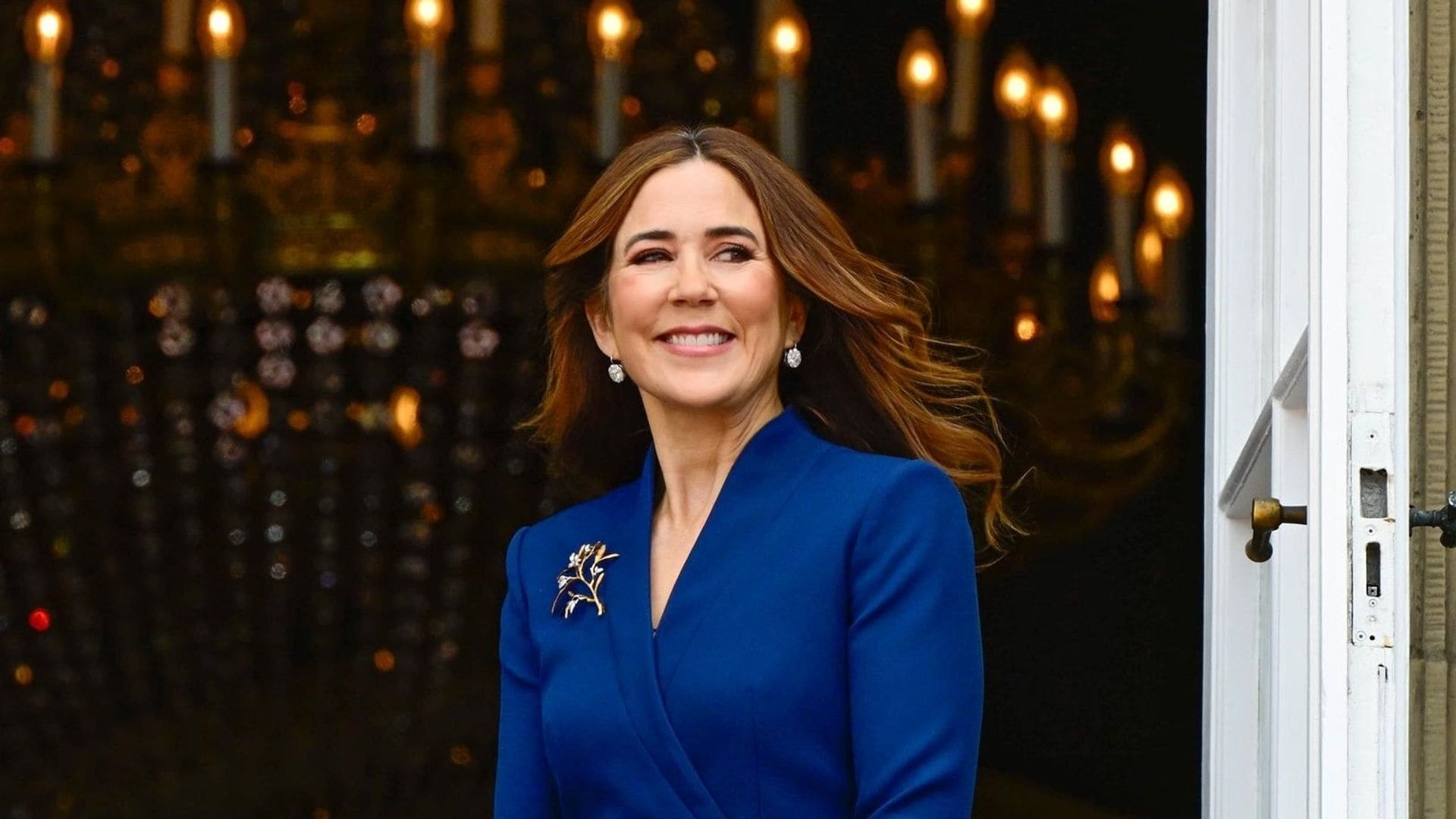 Mary de Dinamarca, la reina que triunfa vestida de azul y con un broche de hojas en pan de oro y diamantes